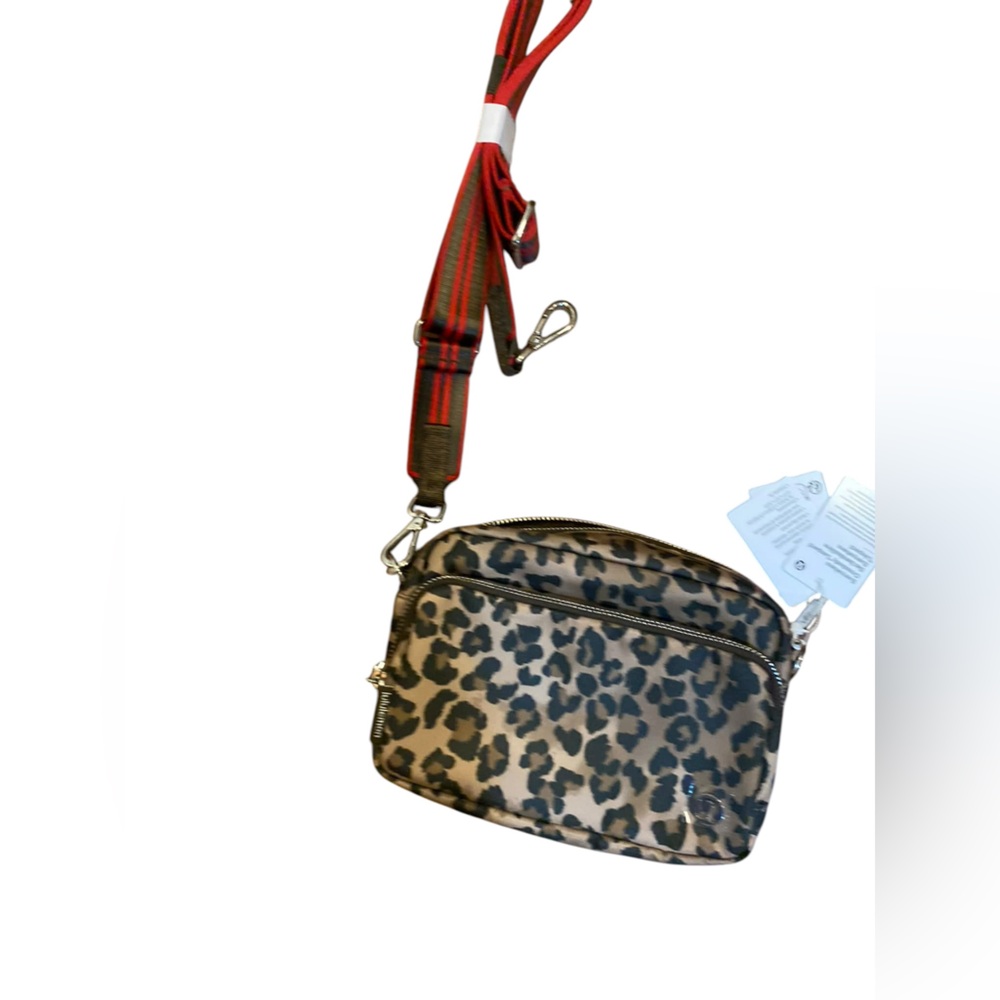 NWT Lululemon everywhere crossbody bag TRUE LEOPARD MULTI
